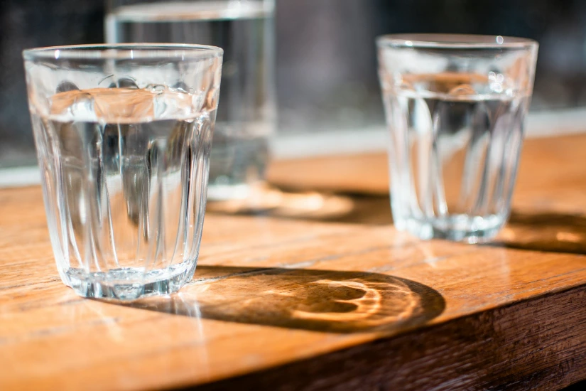 Trois verres eau purifiés sur une table