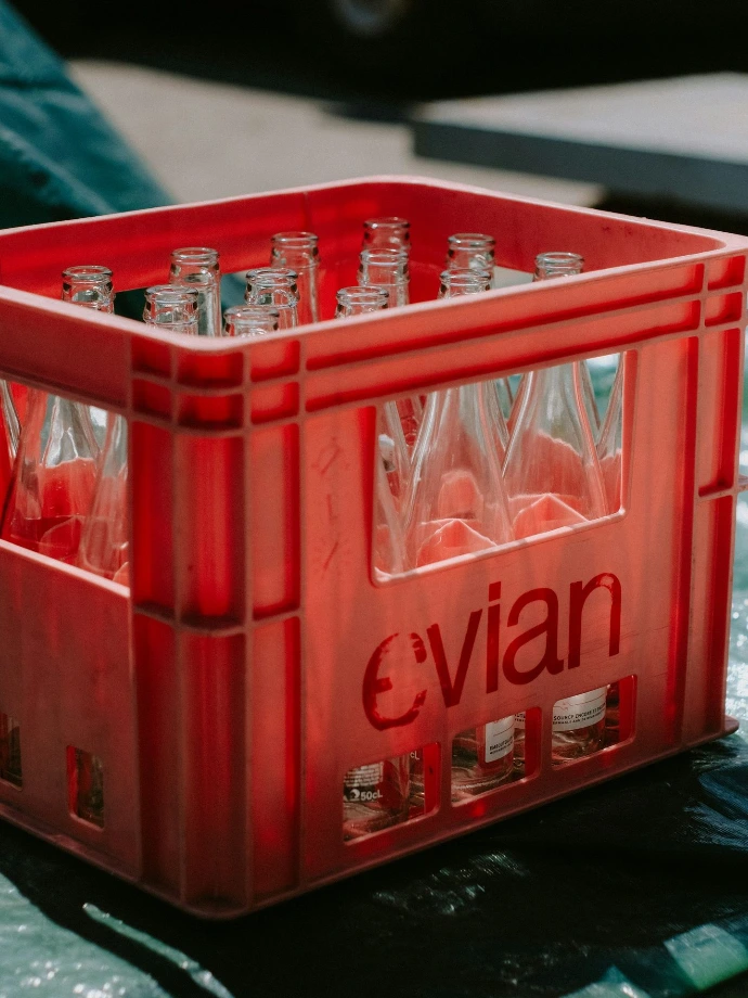 Caisse de bouteilles d'eau vides