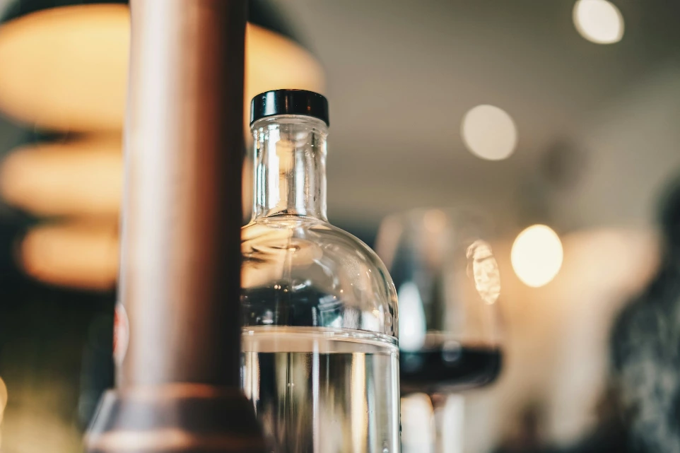 une carafe d'eau en bouteille avec bouchon à vis