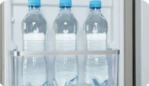 Bouteilles d'eau dans la porte du frigo