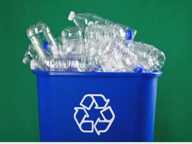 Poubelle remplie de bouteilles plastiques