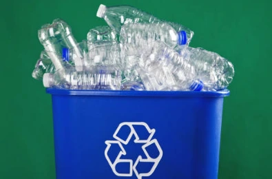 Déchets de bouteilles plastiques