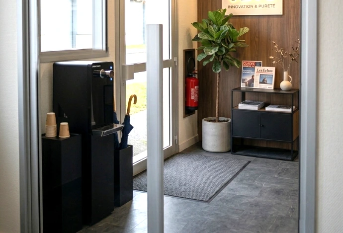 Fontaine à eau de réseau en libre service à l'accueil d'une entreprise