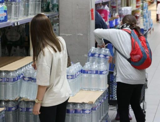 Achat et port de packs d'eau en supermarché