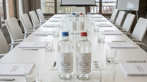 Bouteille d'eau signé à l'image de l'hôtel en salle de séminaire