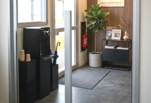 Fontaine à eau de réseau en libre service à l'accueil d'une entreprise