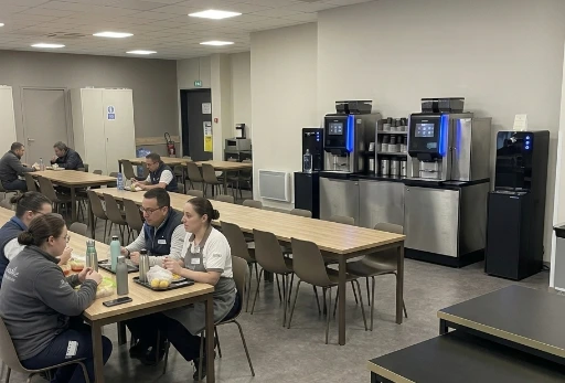 Fontaines à eau dans une salle de pause d'un hypermarché