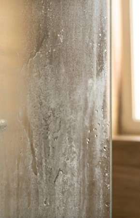 Paroi de douche blanchie par le calcaire
